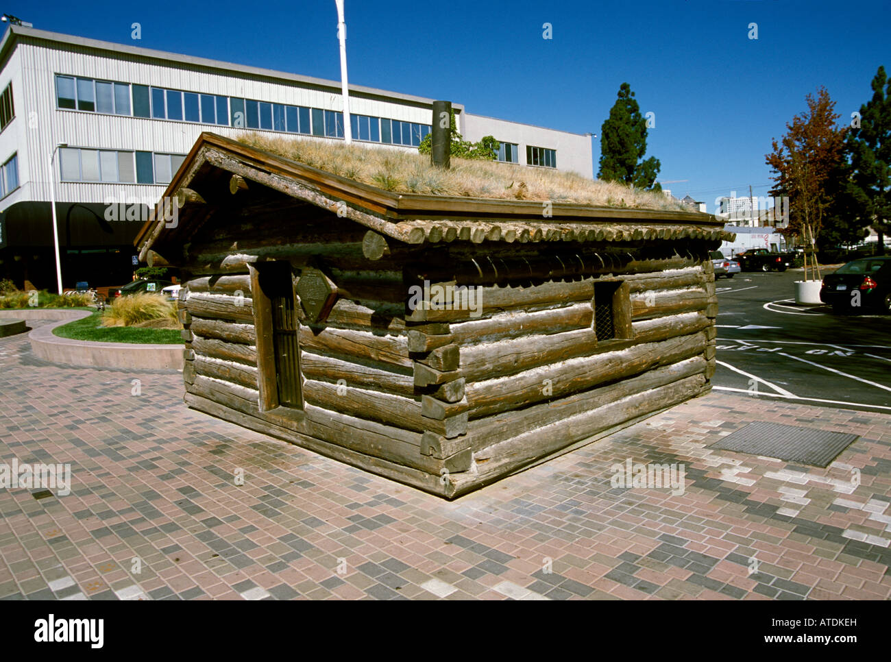 Oakland CA 11 04 Jack London Square seine Yukon Kabine Blockhaus Heimat des Autors berühmte amerikanische Schriftsteller Jack London Stockfoto