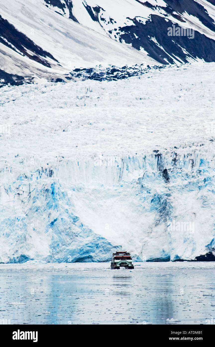 Ausflugsboot Klondike vor Überraschung Glacier Express am Prince William Sound, Alaska Stockfoto