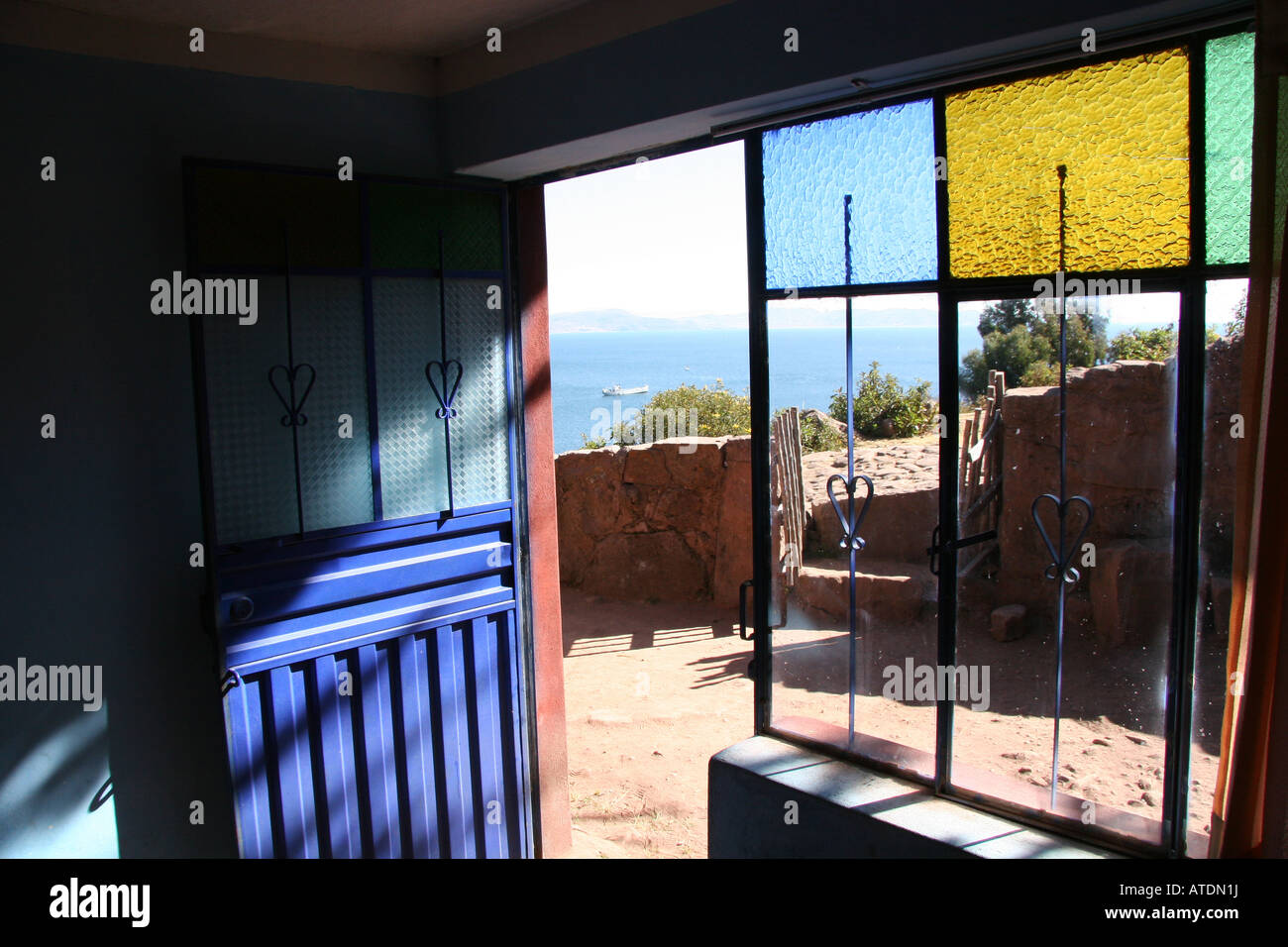 In einem Geschäft mit geöffneter Tür und Sonnenlicht herein auf Taquile Island Lake Titicaca Peru Stockfoto