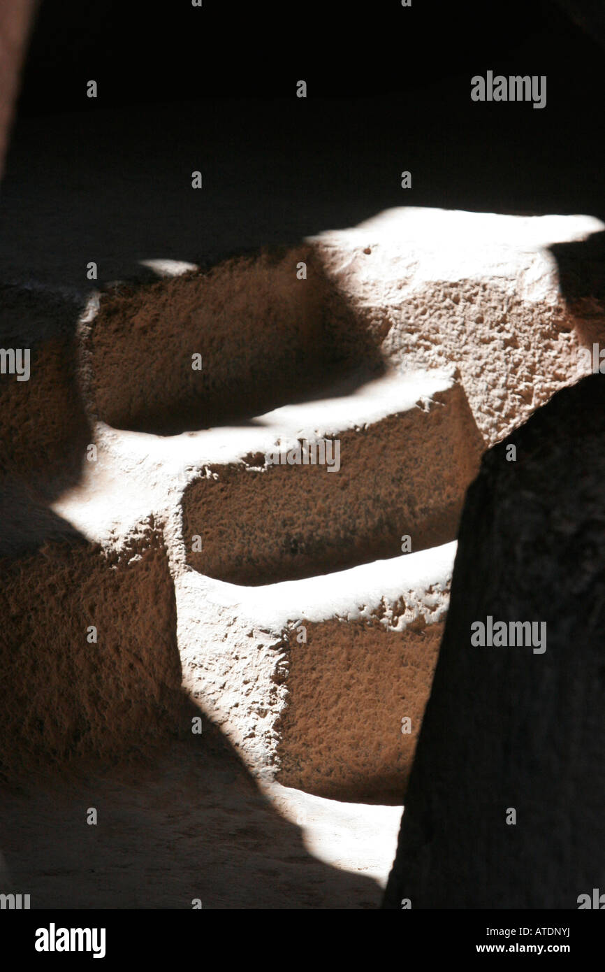 Sonnenlicht scheint auf Treppen eingebettet und baute innerhalb von Inka-Ruinen in der Nähe von Cusco-Peru Stockfoto