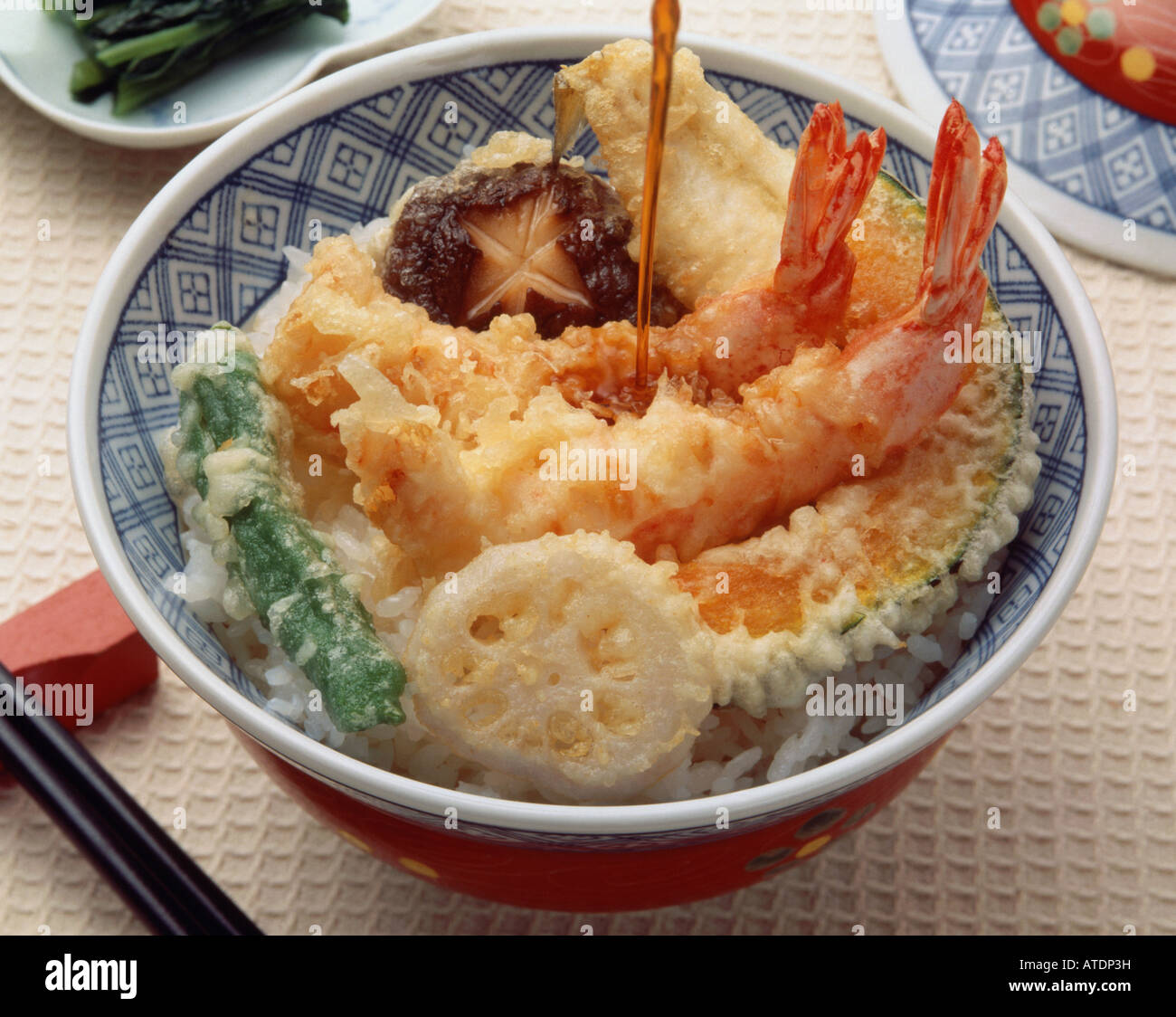 Gedämpfter Reis garniert mit tempura Stockfoto