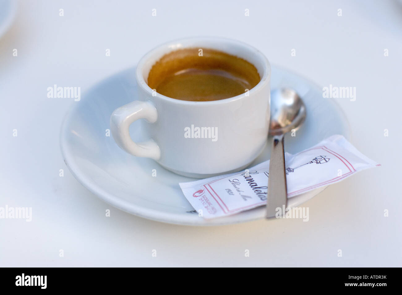 Espressocup mit Löffel und Zucker Stockfoto