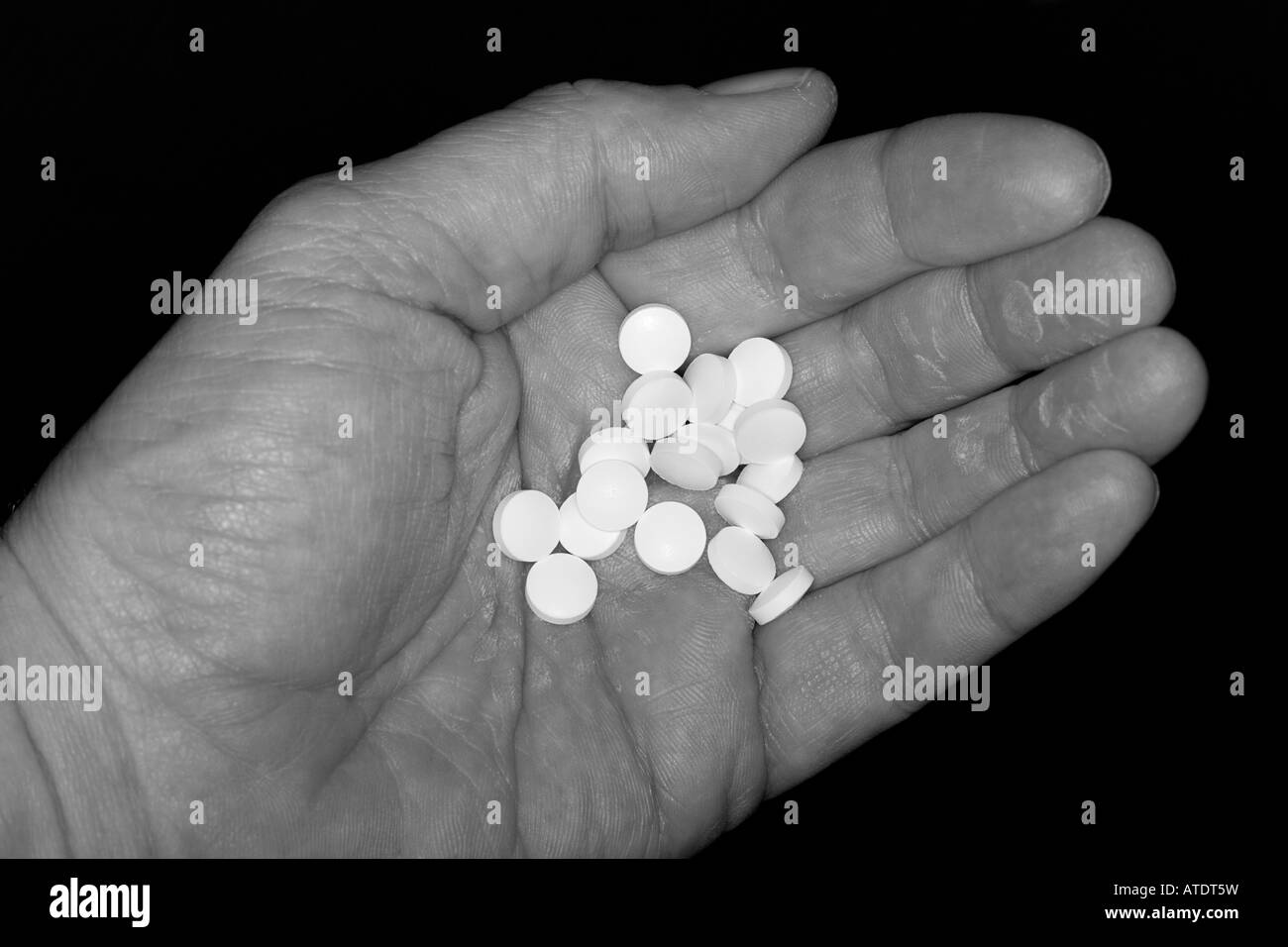 Eine Hand hält generische weiße Pillen Stockfoto