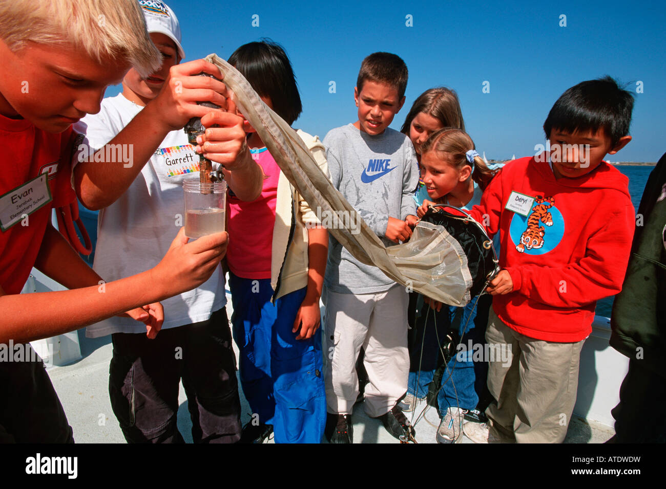 Schwimmende Klassenzimmer an Bord ein Forschungsschiff geben Kindern die Hände auf Erfahrung mit den Werkzeugen und Techniken der Meereswissenschaften Stockfoto