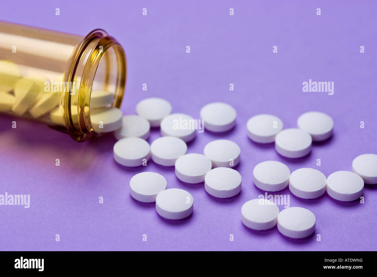 Verschreibung Flasche mit vereinzelten weißen Tabletten auf lila 30 Graf Generika aspirin Stockfoto