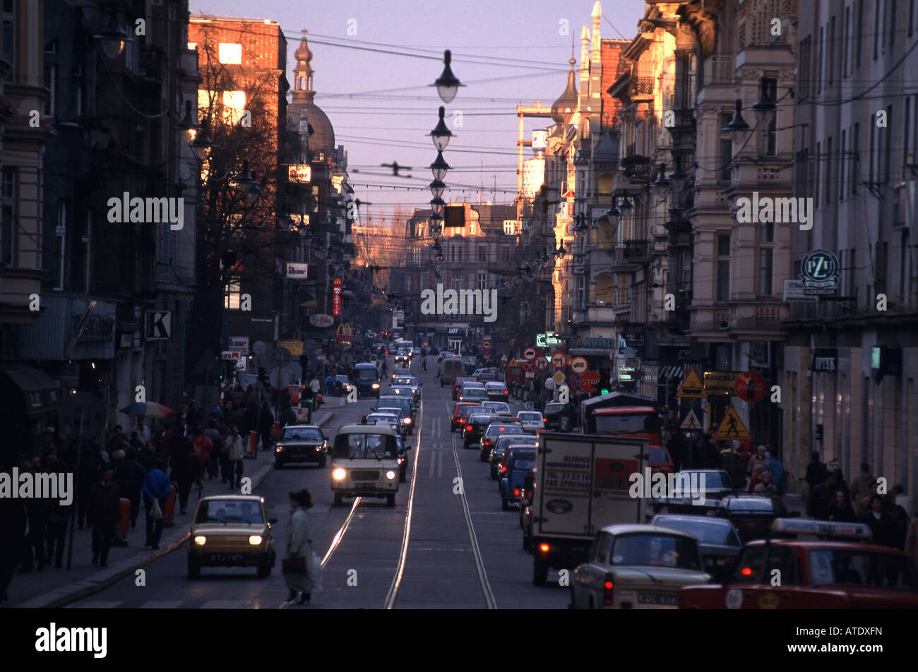 Blick auf einer belebten Straße am Abend, Gliwice, Polen Stockfoto