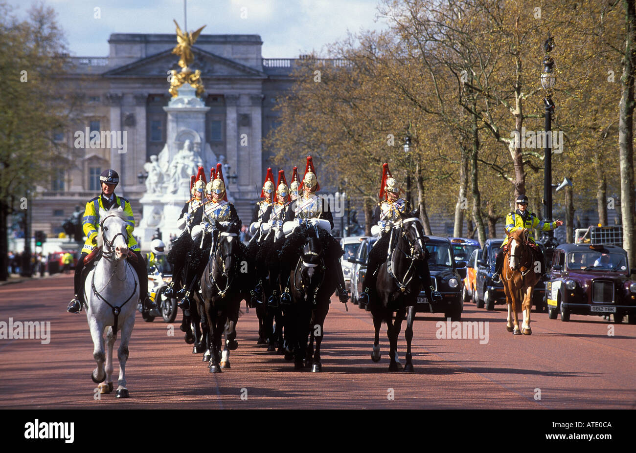 Ein Geschwader von Haushalt Kavallerie Blues and Royals Buckingham Palace über The Mall London England UK Stockfoto