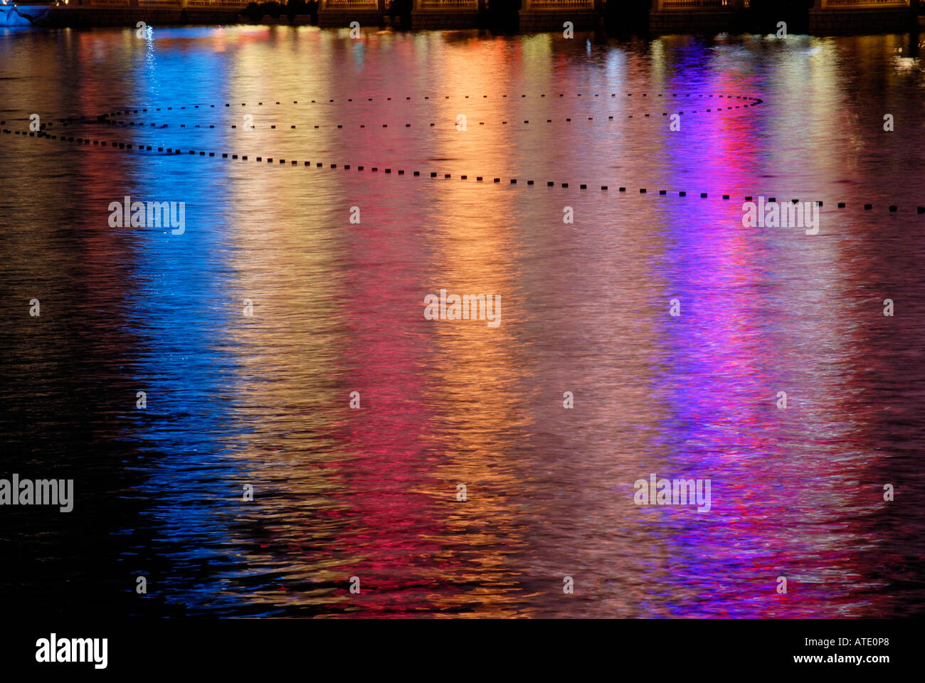 Reflexion der Neonlichter auf dem Wasser Las Vegas Nevada, USA Stockfoto