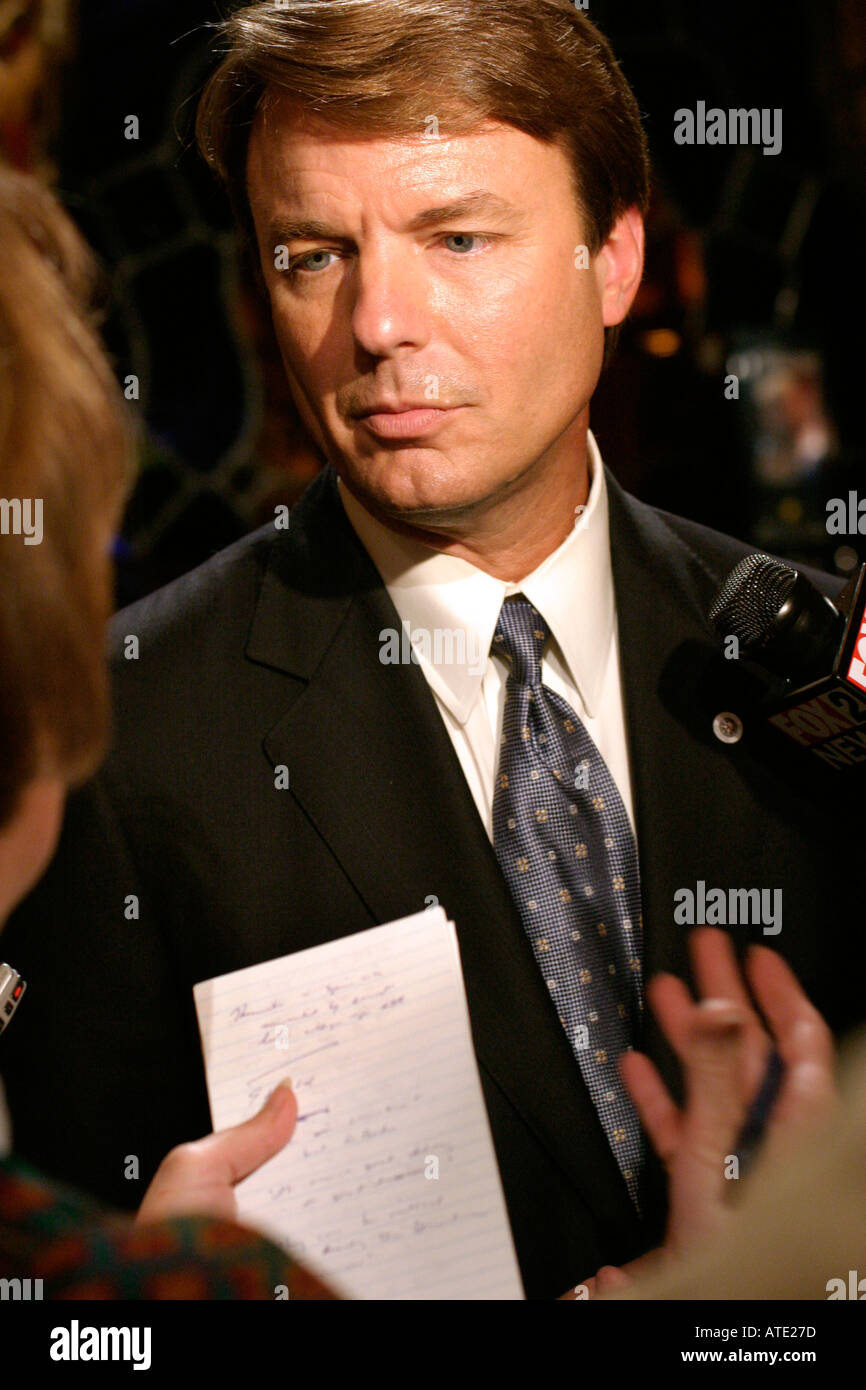 Senator John Edwards im Gespräch mit Reportern während seiner Kampagne für die Präsidentschaftskandidatur Stockfoto
