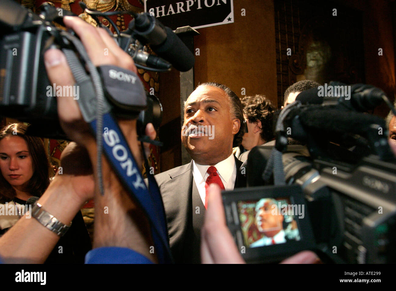 Al Sharpton spricht mit Reportern nach einer Debatte der demokratischen Präsidentschaftskandidaten Stockfoto