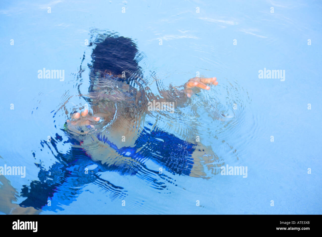 Asiatischen Jungen schwimmen Stockfoto