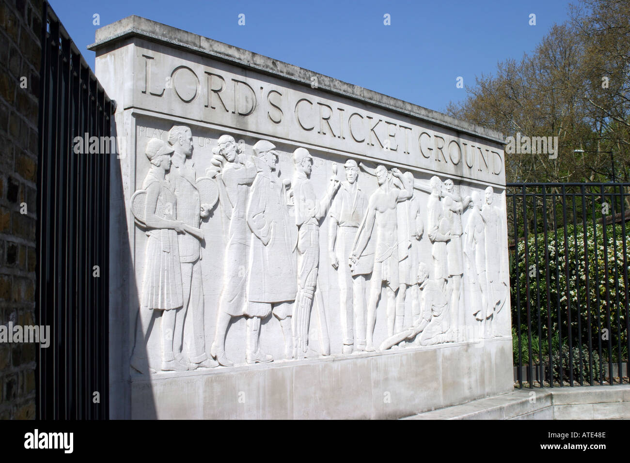 Steinschnitt Sport Männer und Frauen auf Lords Cricket Ground in London Stockfoto