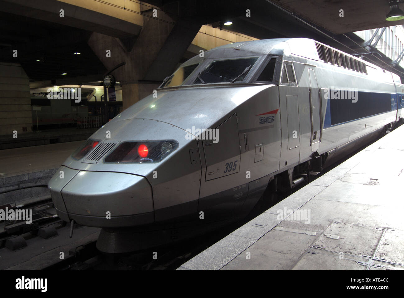 Paris Gare Montparnasse Französischer Bahnhof und Terminal mit TGV-Hochgeschwindigkeitszuglokomotiven an Bahnhöfen in Frankreich Stockfoto