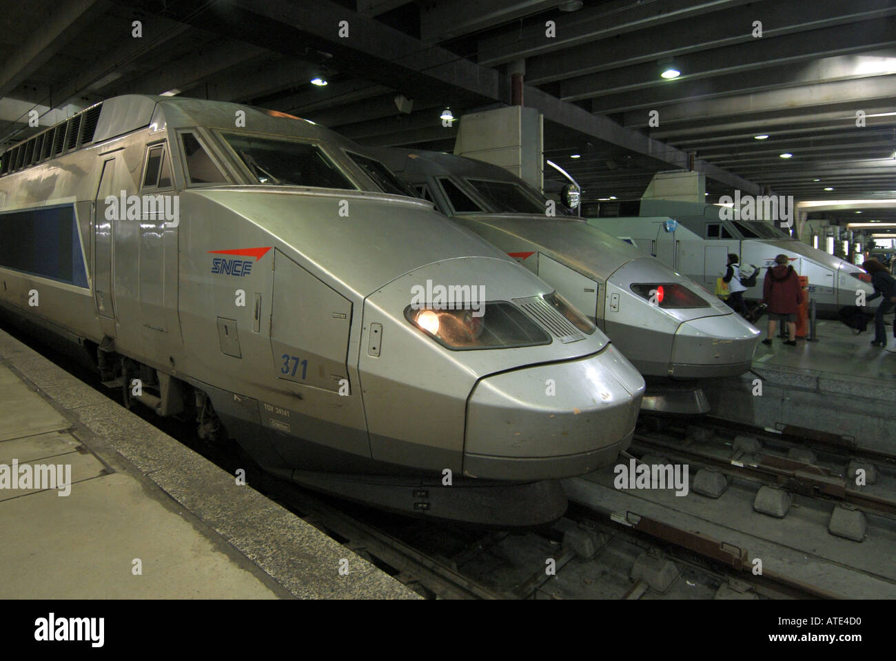 Paris Gare Montparnasse Französischer Bahnhof und Terminal mit TGV-Hochgeschwindigkeitszuglokomotiven an Bahnhöfen in Frankreich Stockfoto
