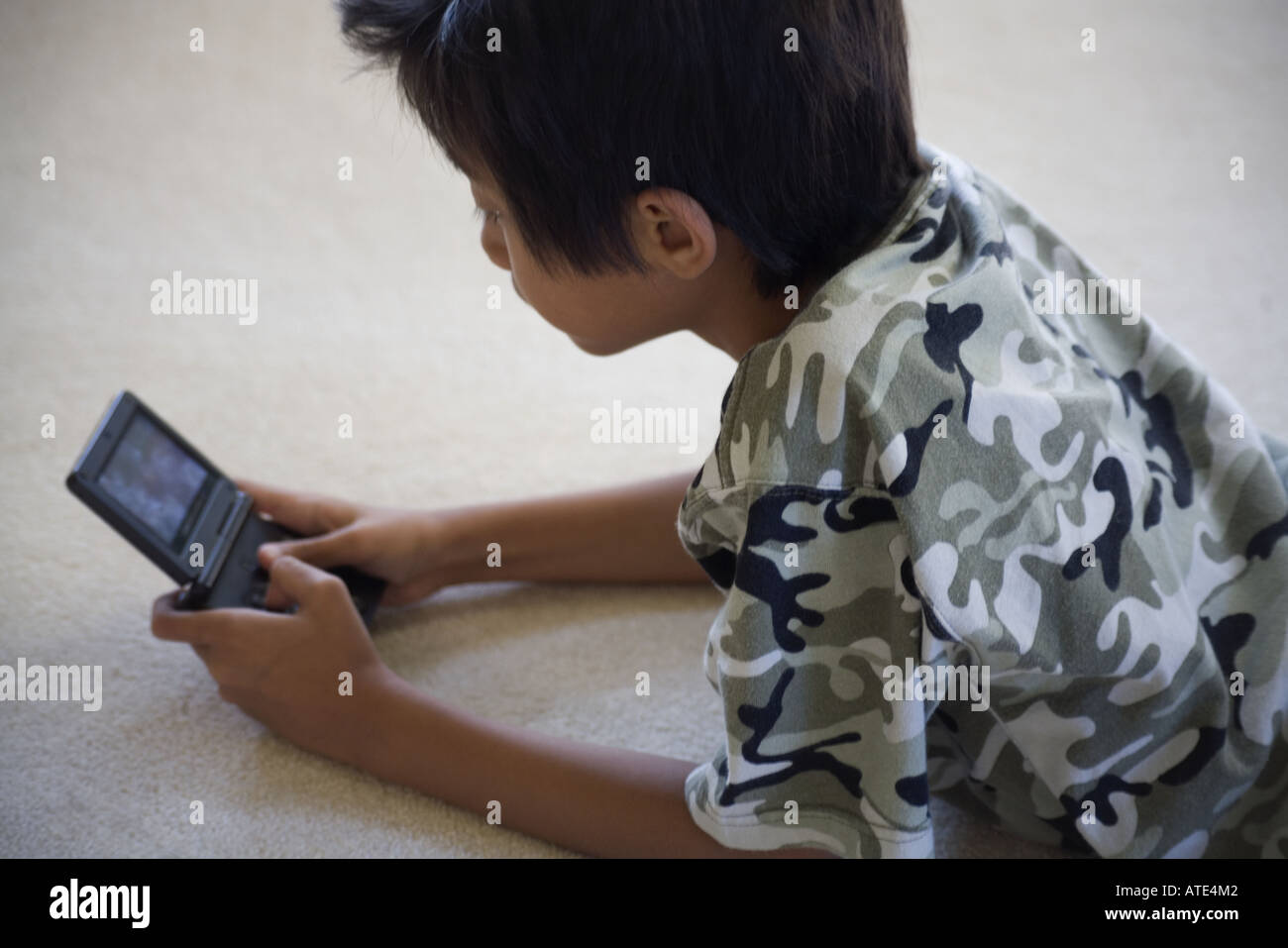 Asiatische junge mit gameboy Stockfoto