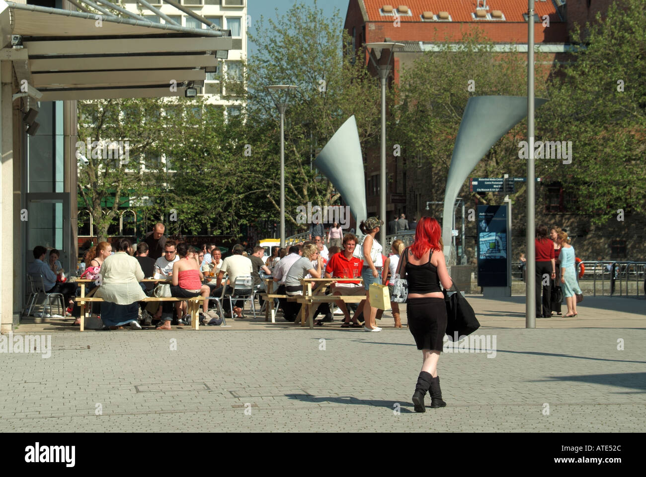 Bristol in der Nähe von Peros Fußgängerbrücke und die Wasserscheide Bereich Menschen an Bar im freien Tischen im Sommersonnenschein Stockfoto