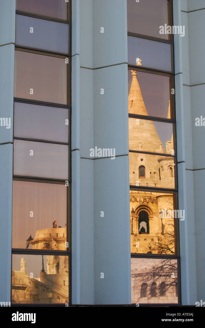 Reflexionen der Fischerbastei im Glas, Budapest Hilton Hotel, das Burgviertel, Buda, Budapest, Ungarn Stockfoto