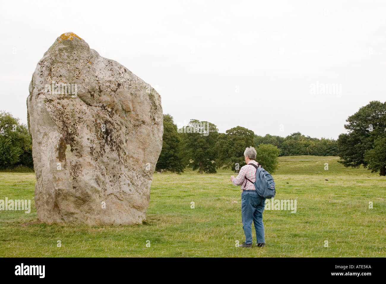 Besucher, die pendeln ein Steins in den Avebury-Kreis Stockfoto