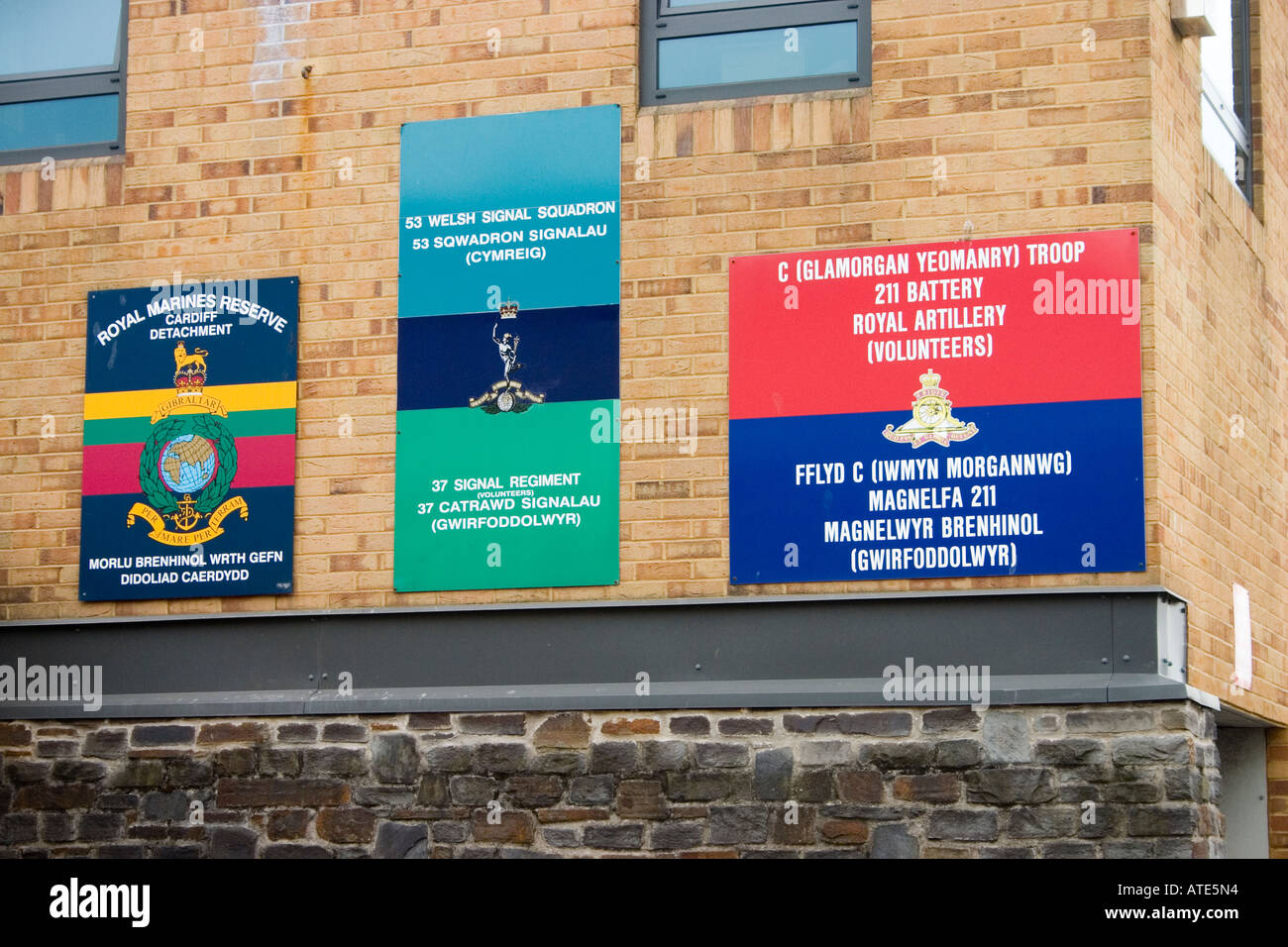 Zeichen an der Wand die Territorialarmee HQ Adam St Cardiff UK Stockfoto