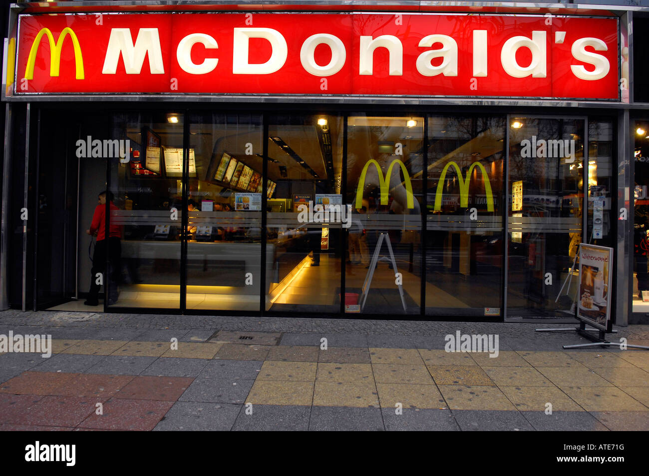 McDonalds Geschäft vor Café Restaurant Fastfood Ku-Damm Berlin Deutschland Straße Großstadt Menschen Fußgänger Diät americana Stockfoto