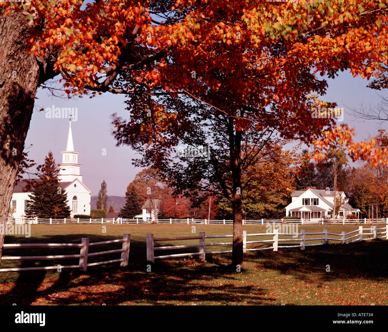 Webber häufig in Central Vermont zeigt das umzäunte Dorf grün mit kleinen Kirche und in der Nähe Häuser Duruing Herbst Stockfoto