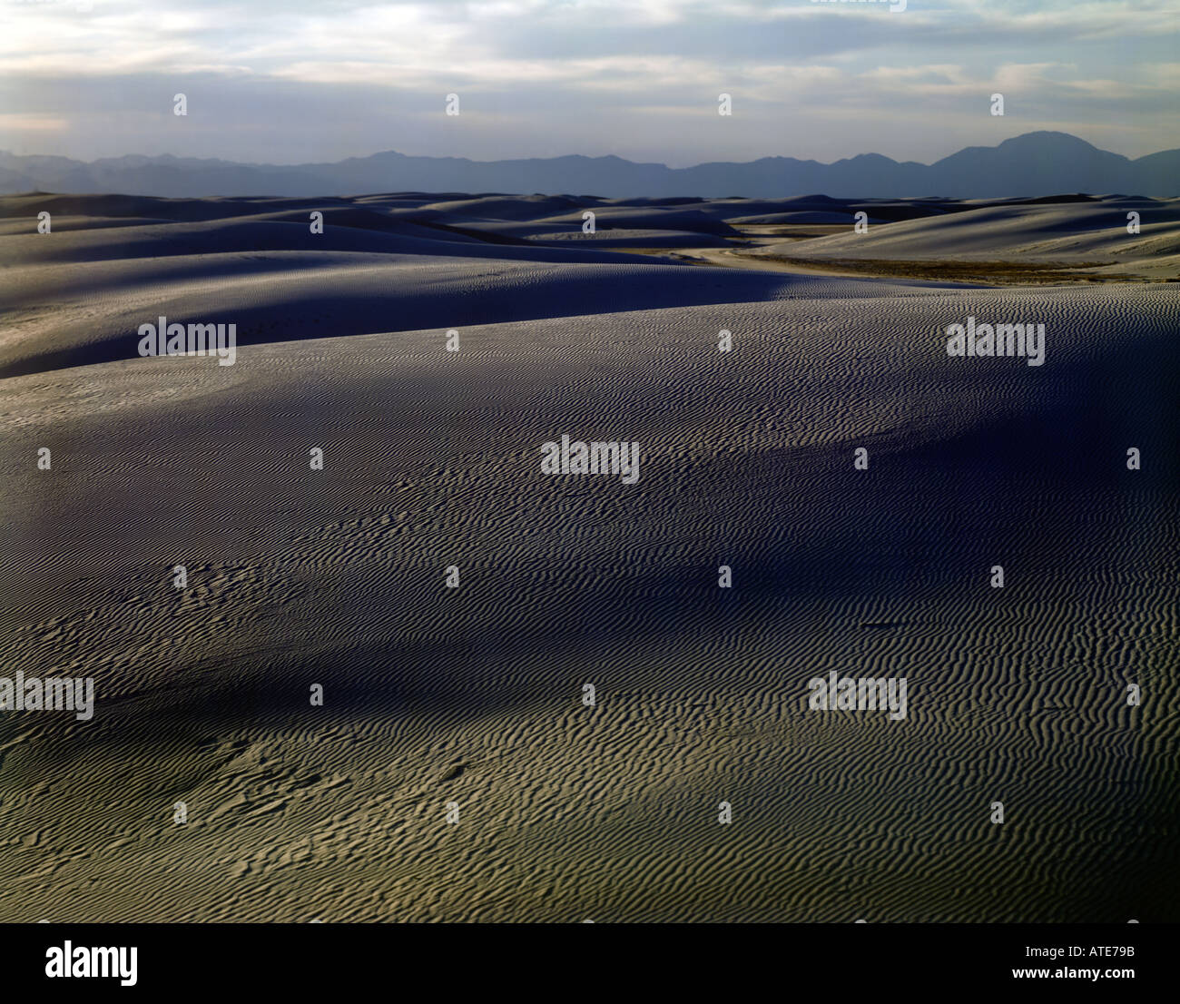 White Sands National Monument in New Mexiko wo hügeligen Sanddünen bis zu fernen Berggipfeln dehnen Stockfoto