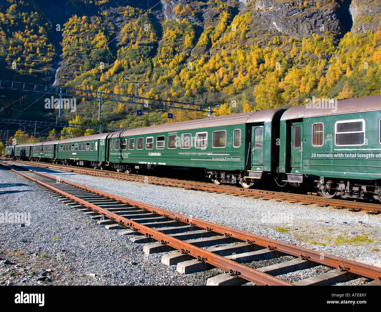 Waggons von der Flåmbahn sitzen auf den Gleisen in Flåm, Norwegen. Stockfoto