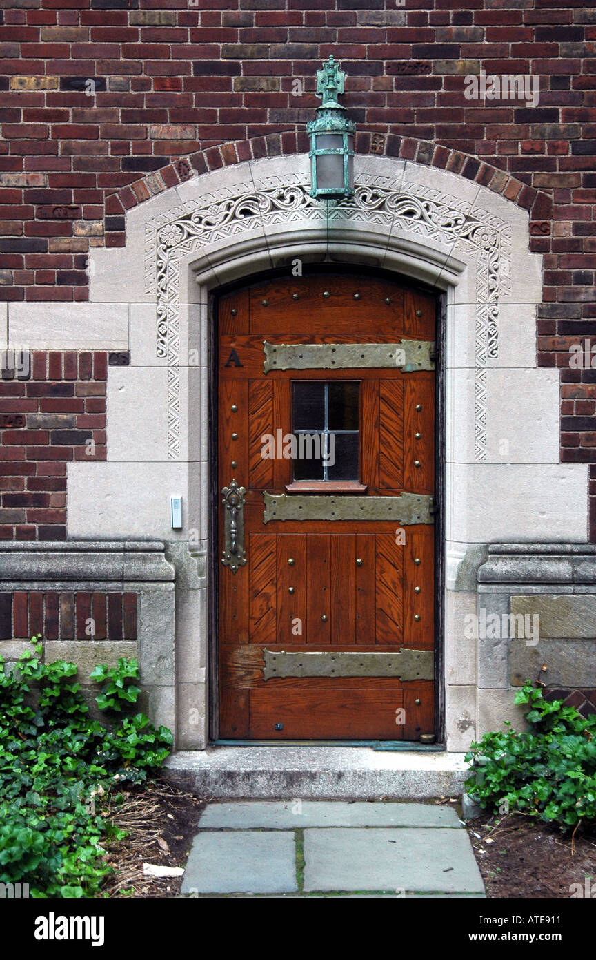 Hölzerne Tür Yale University New Haven Connecticut USA Stockfoto