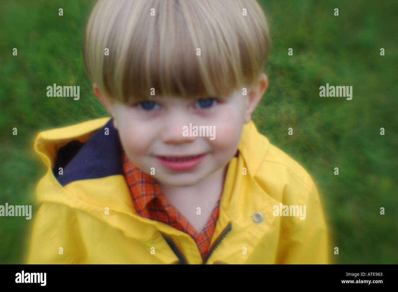 Kleines Lächeln mit Regenjacke auf Stockfoto