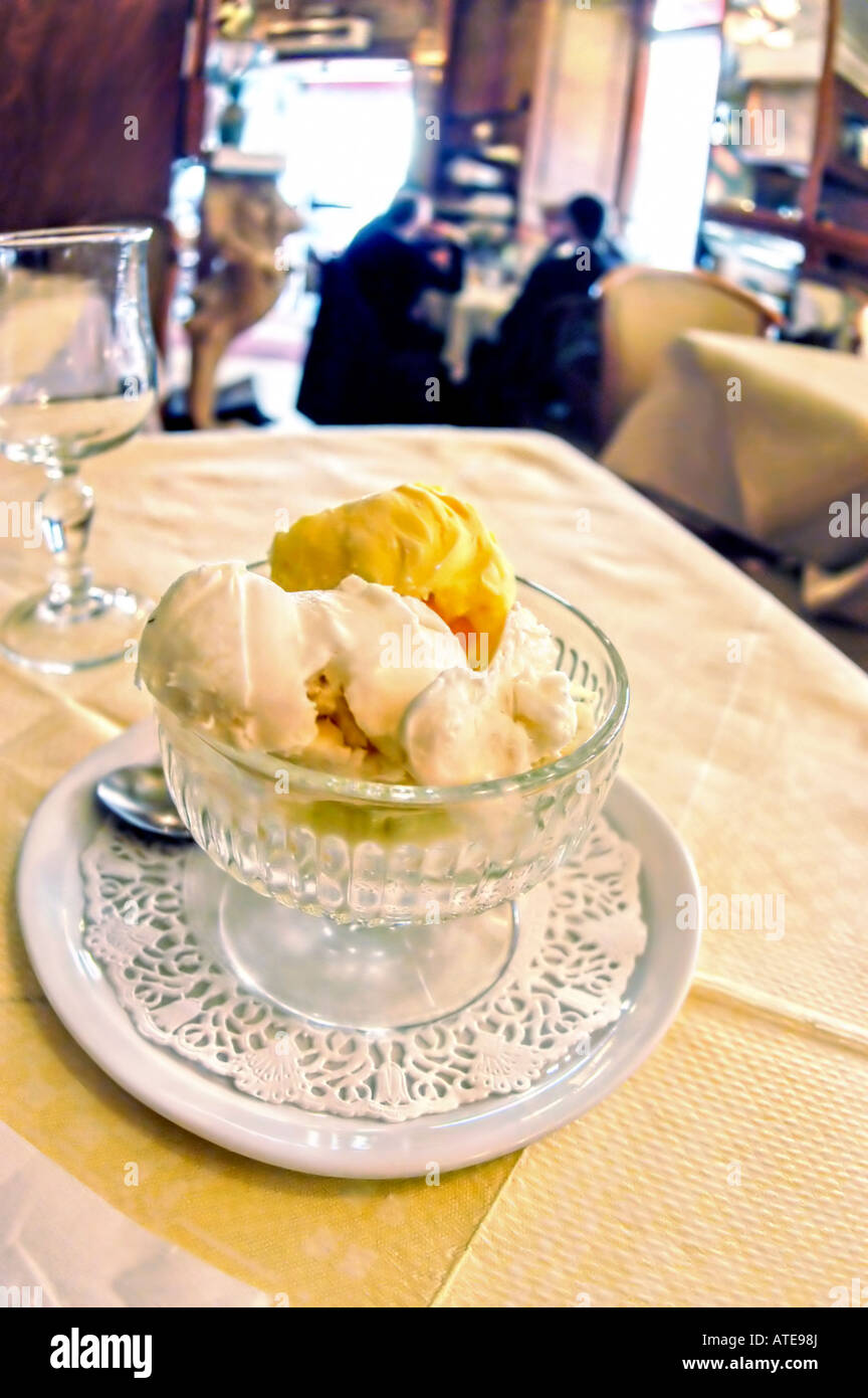 PARIS Frankreich, Detail, im exotischen iranischen Restaurant 'Cheminée Royale' Eiscreme-Dessert auf dem Tisch Stockfoto