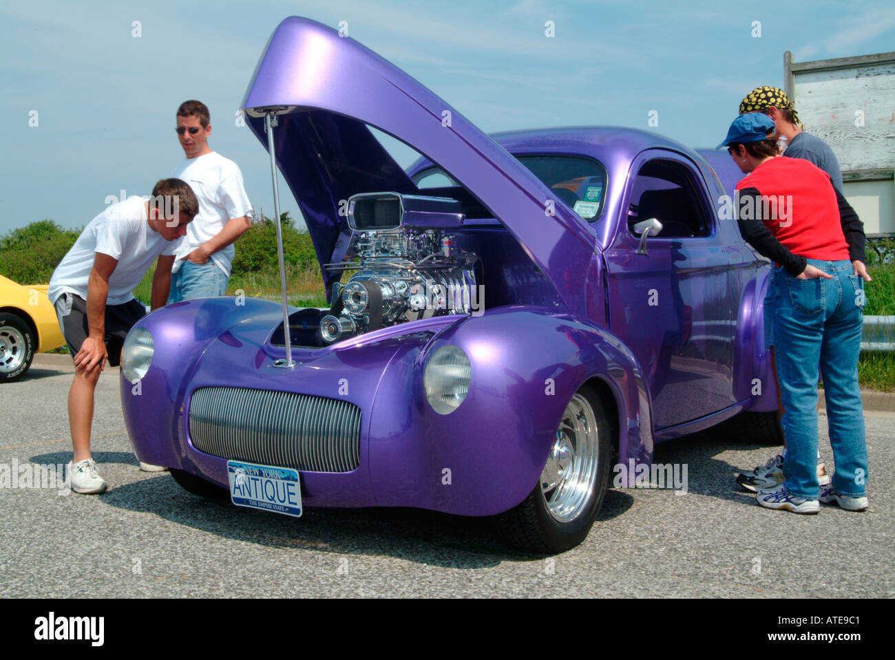 Menschen ein Auto zeigen, betrachtet man einen Hot Rod, den Original Kfz-Kennzeichen vom Fotografen zur antiken geändert wurde. Stockfoto