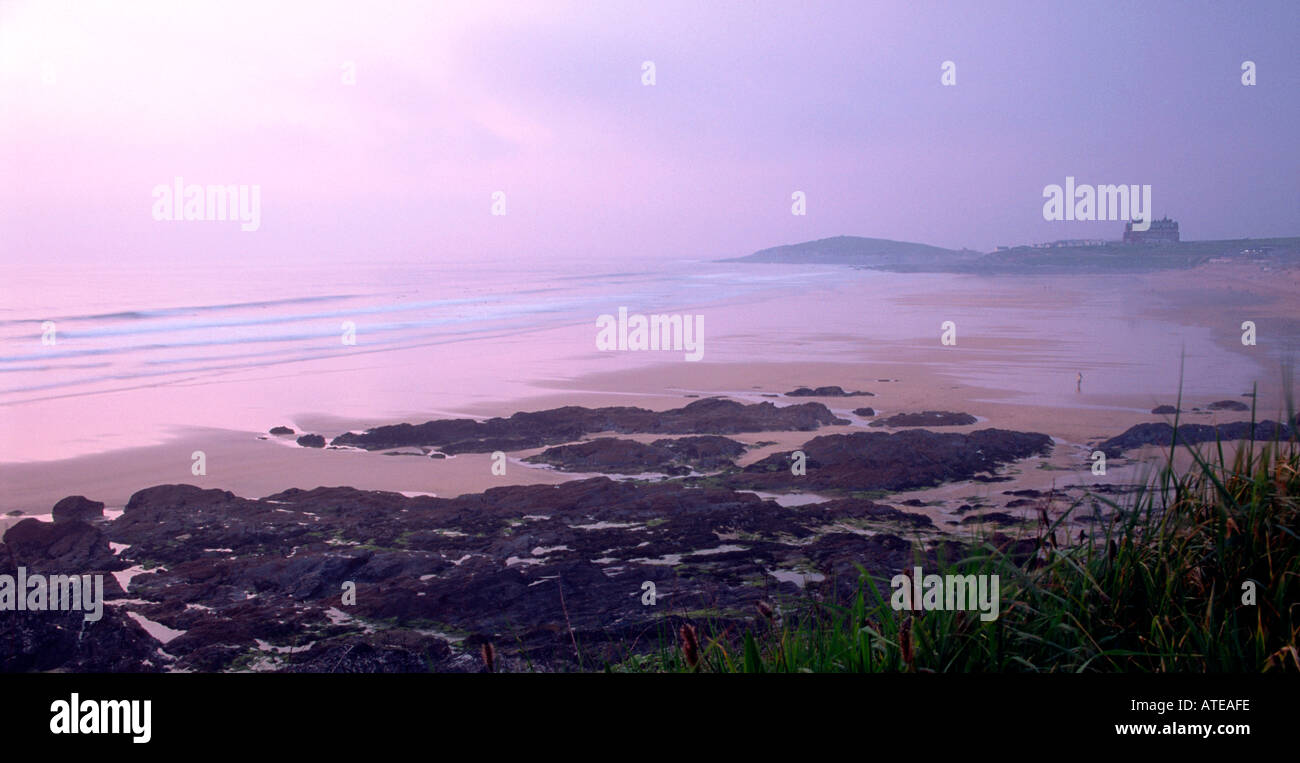 Blick in Richtung Towan Head auf Fistral Beach in Newquay Cornwall England Stockfoto