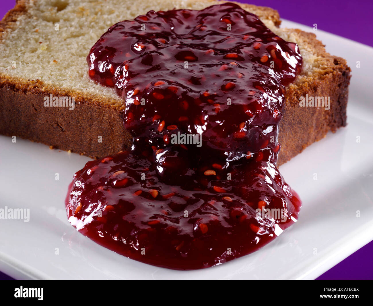 Himbeermarmelade und Madeira Kuchen redaktionelle vegetarisch Stockfoto