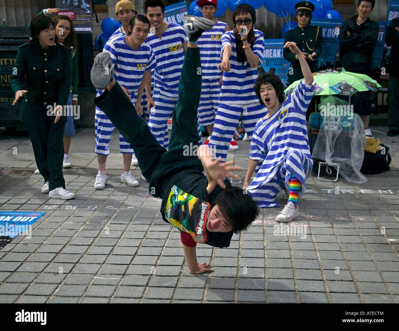 B-Boy-Darsteller steht einerseits während der Routine, Edinburgh Fringe Festival, Schottland, UK, Europa Stockfoto