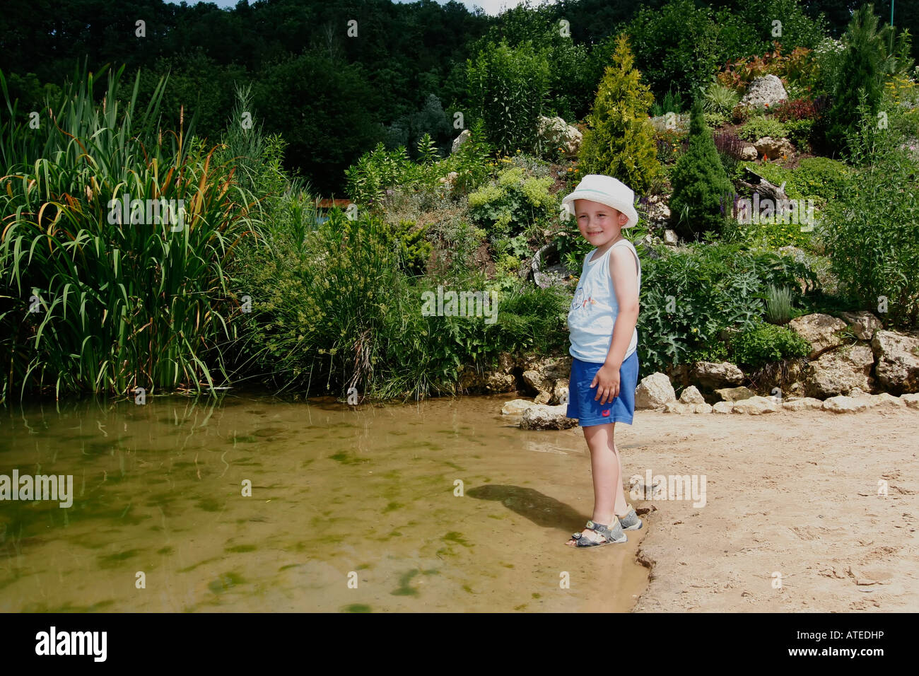 Dinosaurier-Themenpark, Kind auf dem Teich Stockfoto