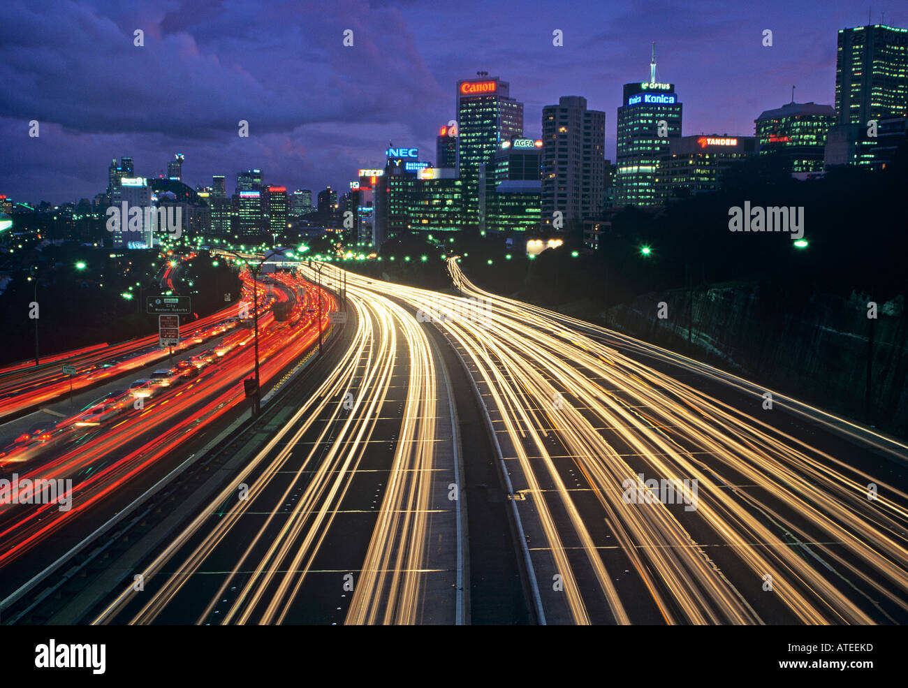 Eine Zeitverzögerung Belichtung der roten Rückleuchten und weißen Scheinwerfer des Autos bilden Linien entlang der Hauptstraßen verlassen Sydney Harbour Bridge s Stockfoto