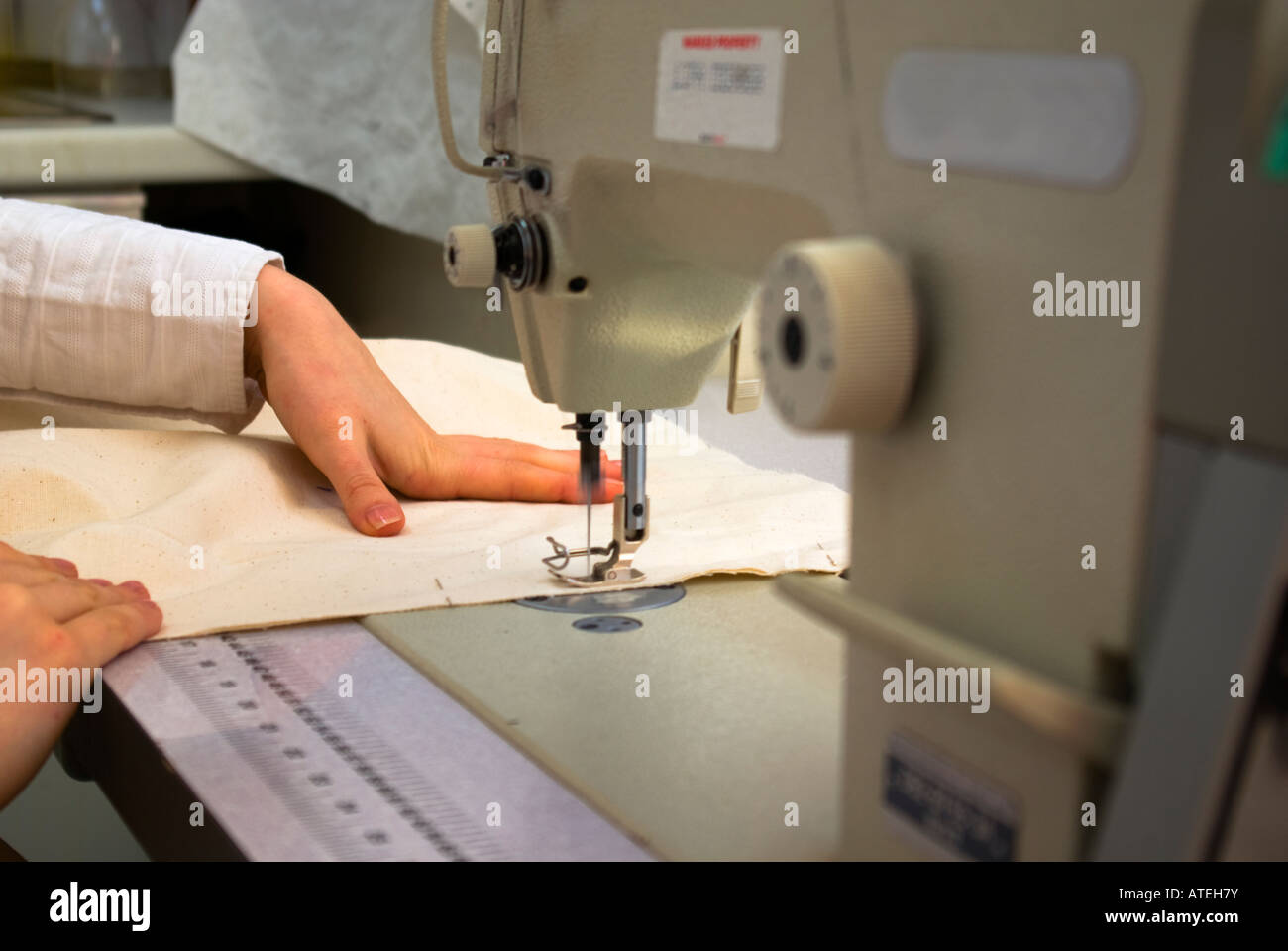 Horizontale Foto einer Dame Nähen Stockfoto