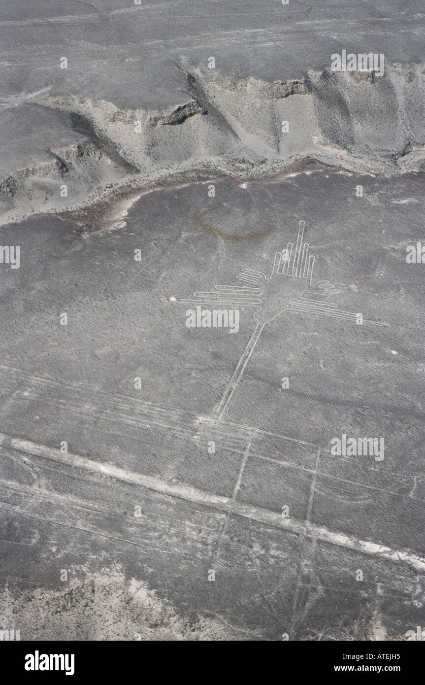 Eine Luftaufnahme von der Nazca-Linien, die auf der Oberfläche der Pampa Kolibri Zeichnung gezeichnet wurden Stockfoto