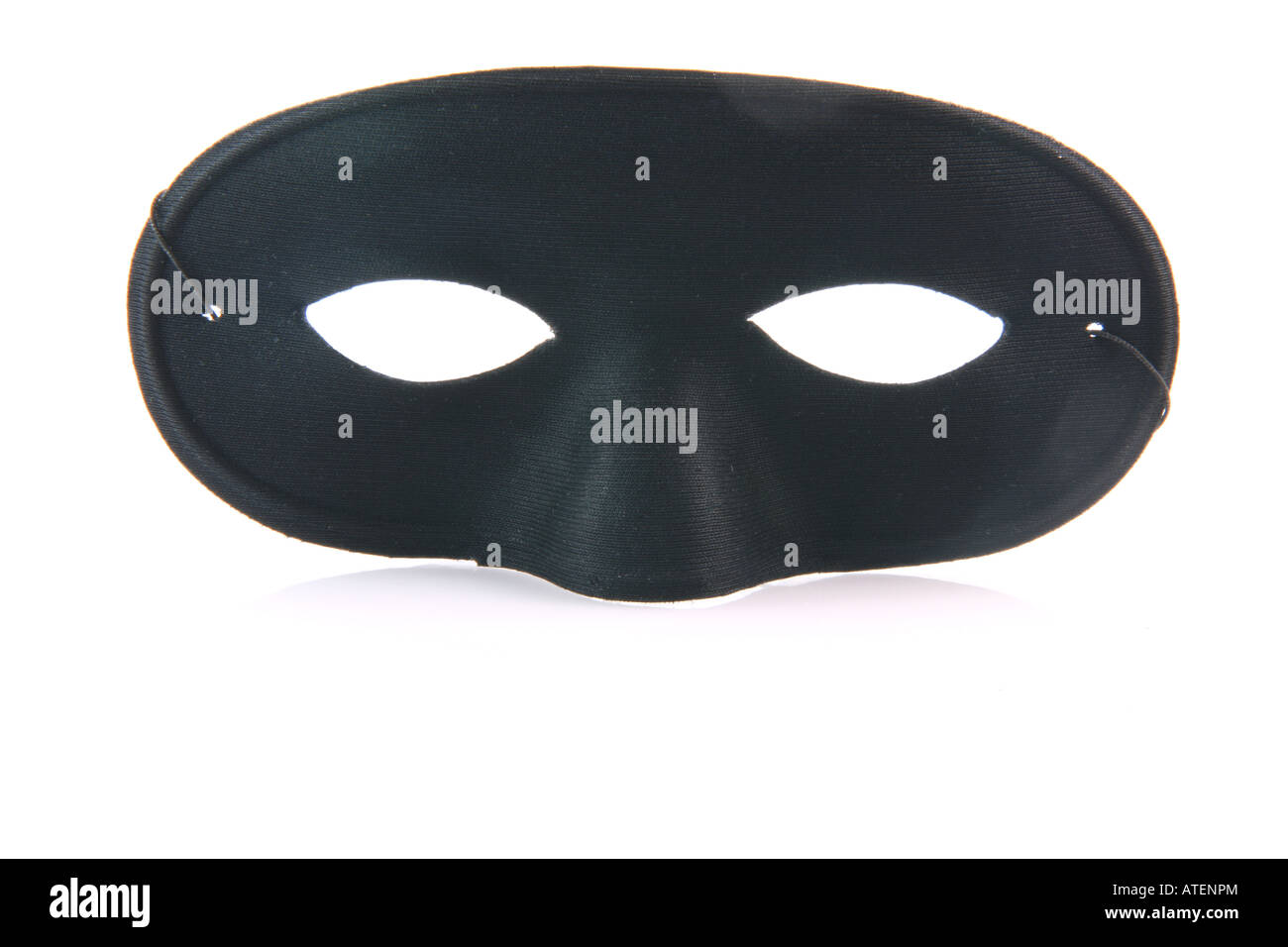 schwarze Maske des Zorro mit Reflexion isoliert auf weißem Hintergrund Stockfoto