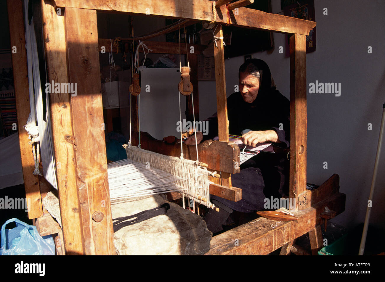 Ein Teppich Weber bei der Arbeit im Dorf Emponas Stockfoto
