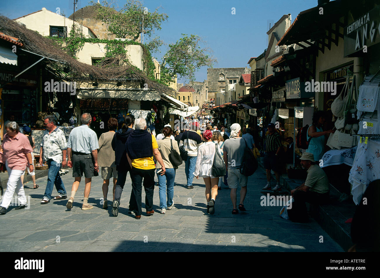 Einen Blick auf die geschäftige Sokratous Straße Rhodos Stadt Stockfoto