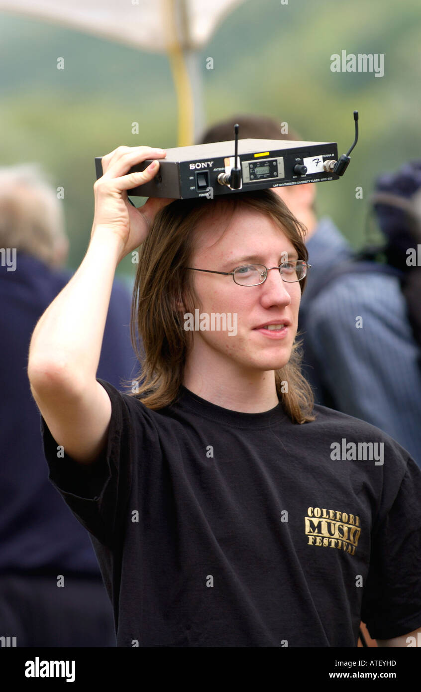 Mann mit drahtlose Lautsprecheranlage auf dem Kopf bei Charity Event UK Stockfoto