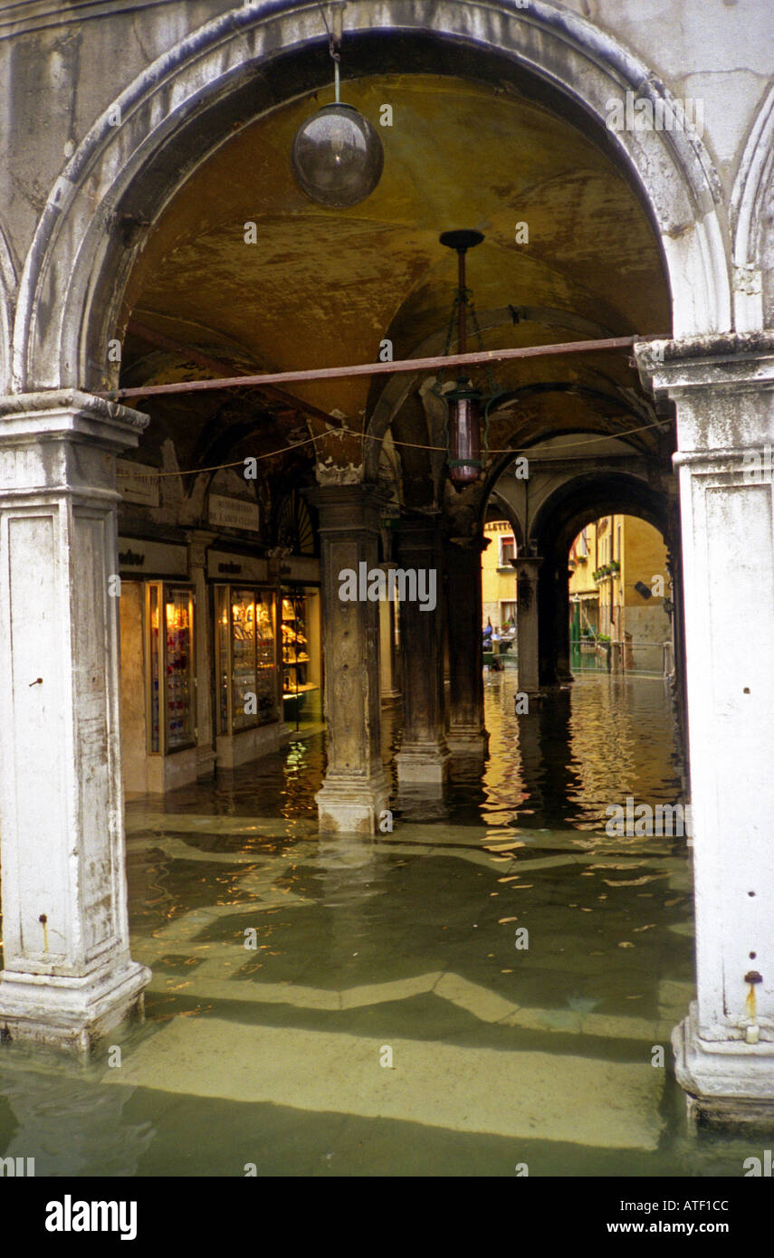 Acqua Alta 2 hohe Gezeiten aus offene Meer Überschwemmungen Arkaden & Geschäfte Venedig Veneto Nordosten Italien Nordeuropa Stockfoto