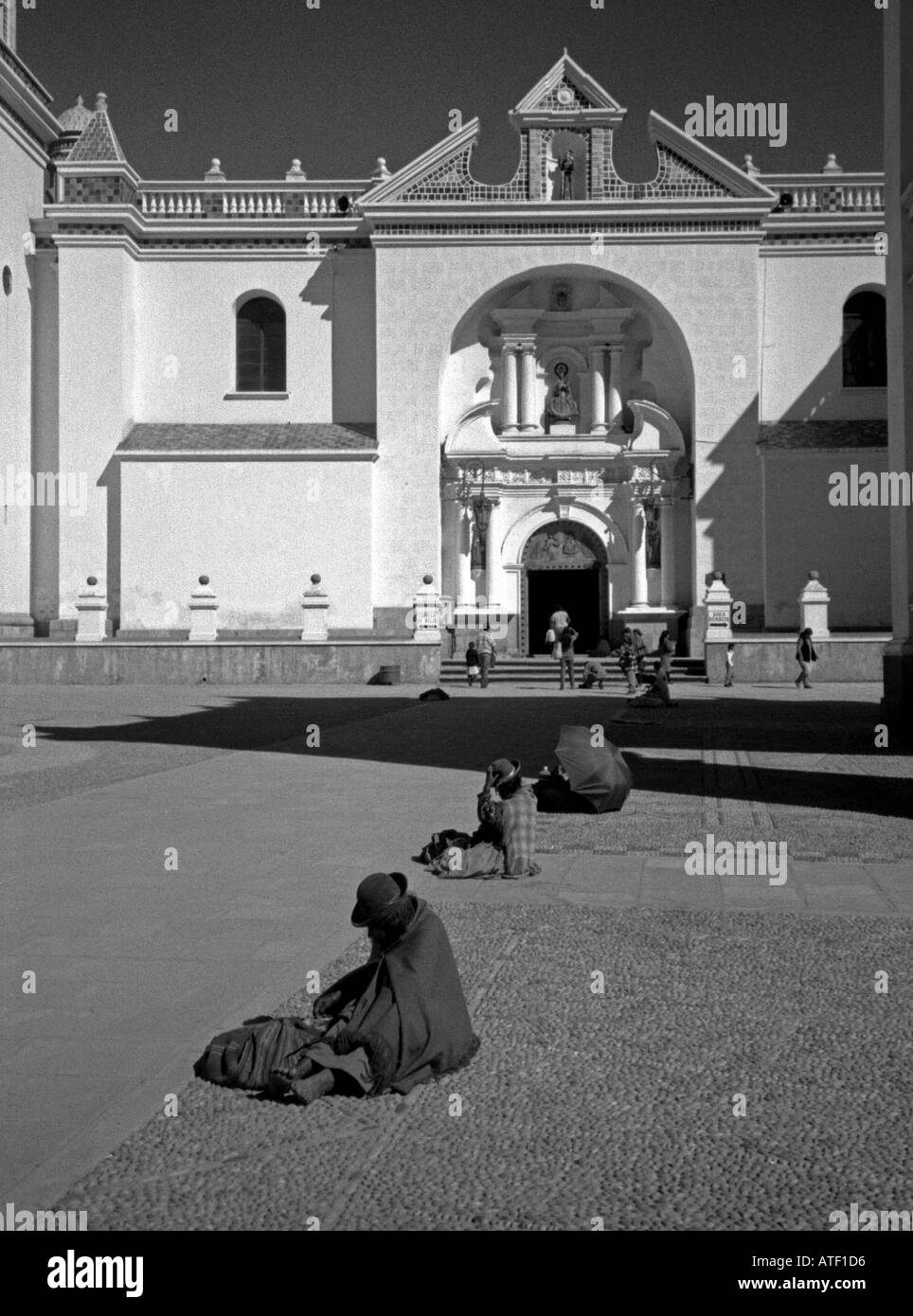 Indigene Frauen Frau in traditioneller Kleidung & Hut Sit ausgerichtet betteln vor Kirche Arequipa Peru Südamerika Latein Stockfoto