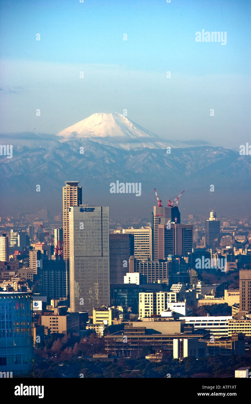 Mount Fuji gesehen in Tokio aus dem Hauptbahnhof Stockfoto