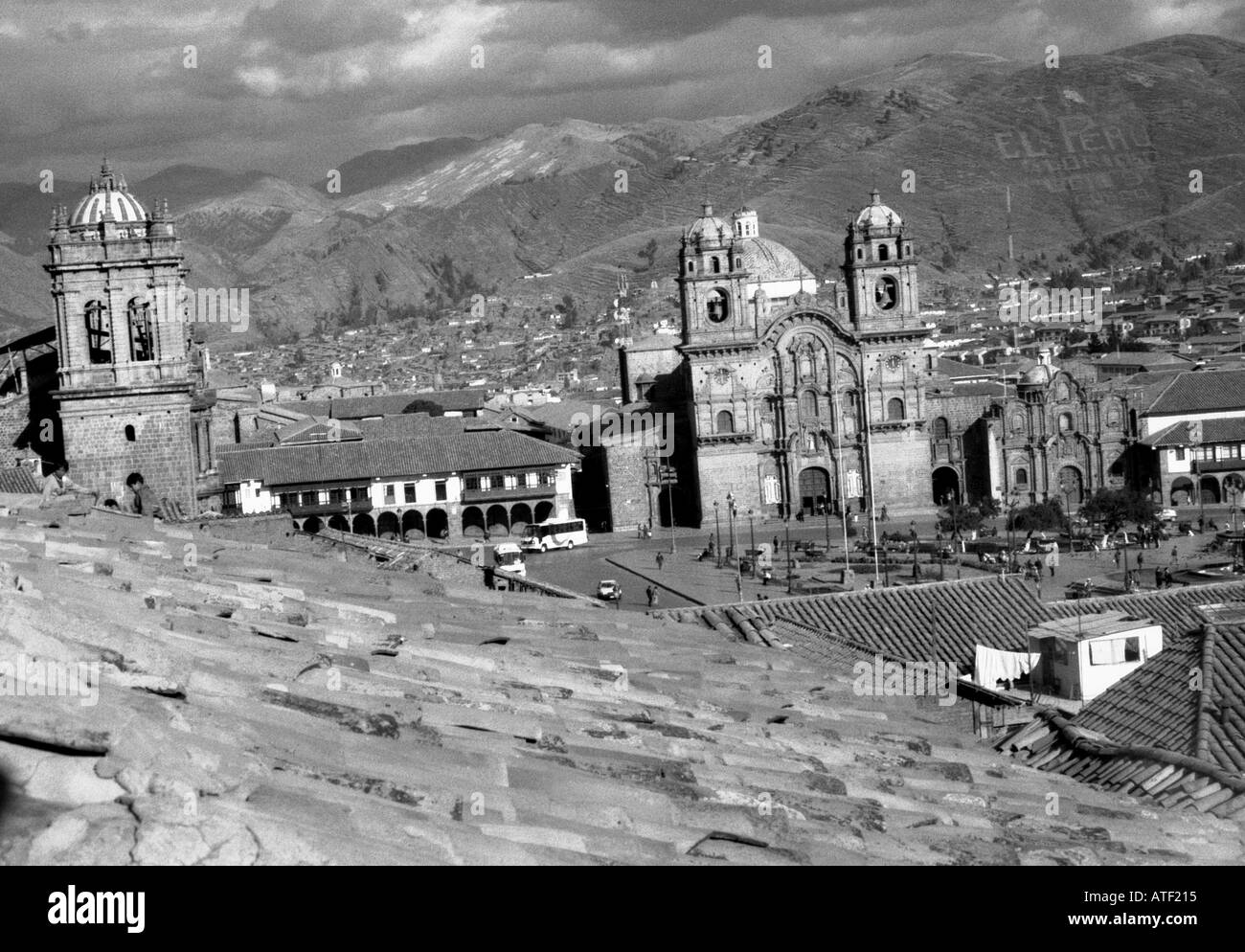 Panoramablick auf Kolonie Stadthaus Kirche Kathedrale dominieren Quadratmeter Dach Fliese Mount Wolke Himmel Cuzco Peru Südamerika Latein Stockfoto