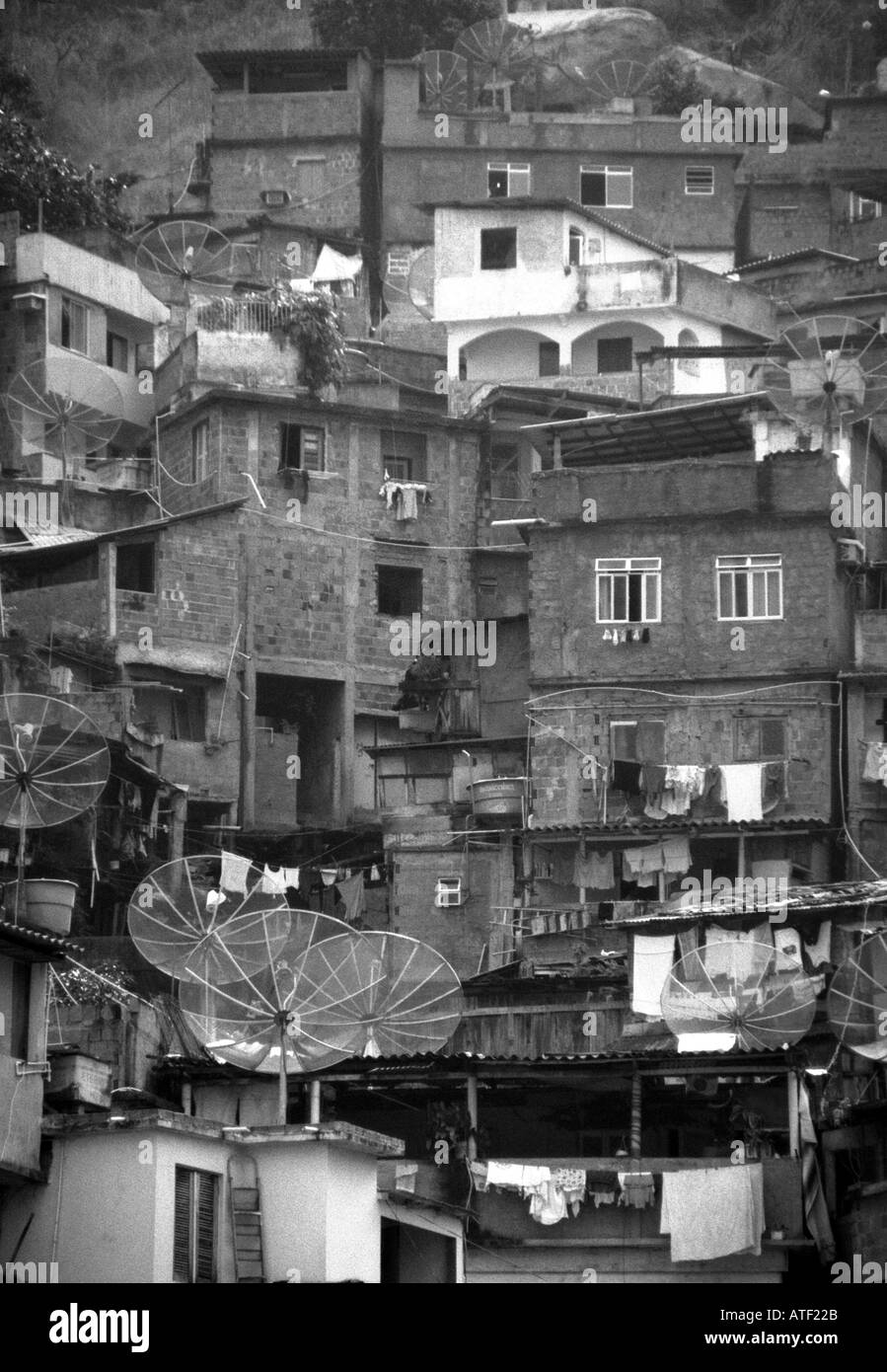 Panorama Wohnstätten gebaut Top gegenseitig großen Fernseher Parabolantenne S. Marta Rio de Janeiro Brasilien Brasil Süden Lateinamerikas Stockfoto