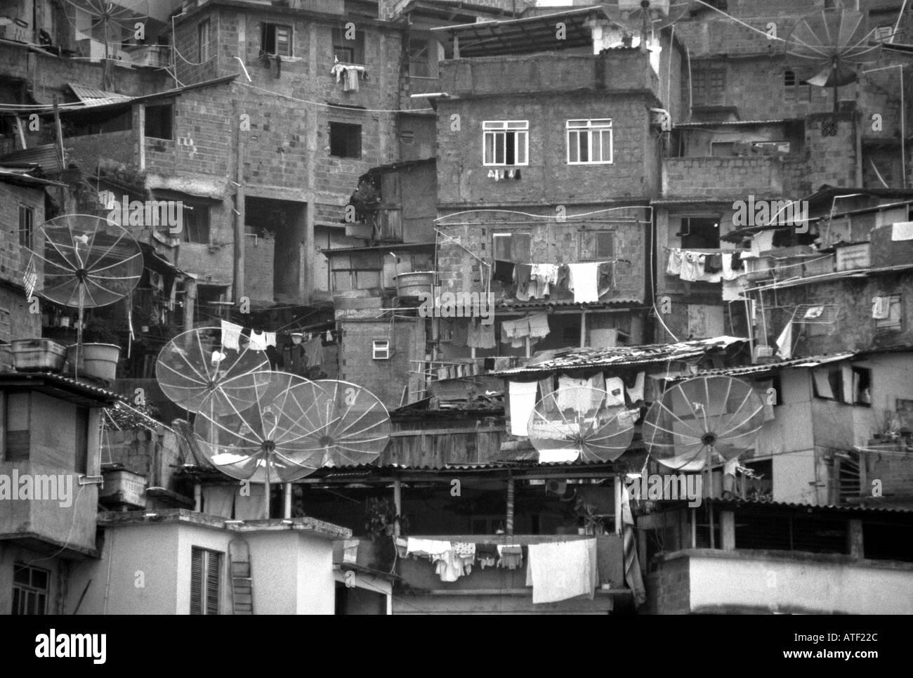 Panorama Wohnstätten gebaut Top gegenseitig großen Fernseher Parabolantenne S. Marta Rio de Janeiro Brasilien Brasil Süden Lateinamerikas Stockfoto