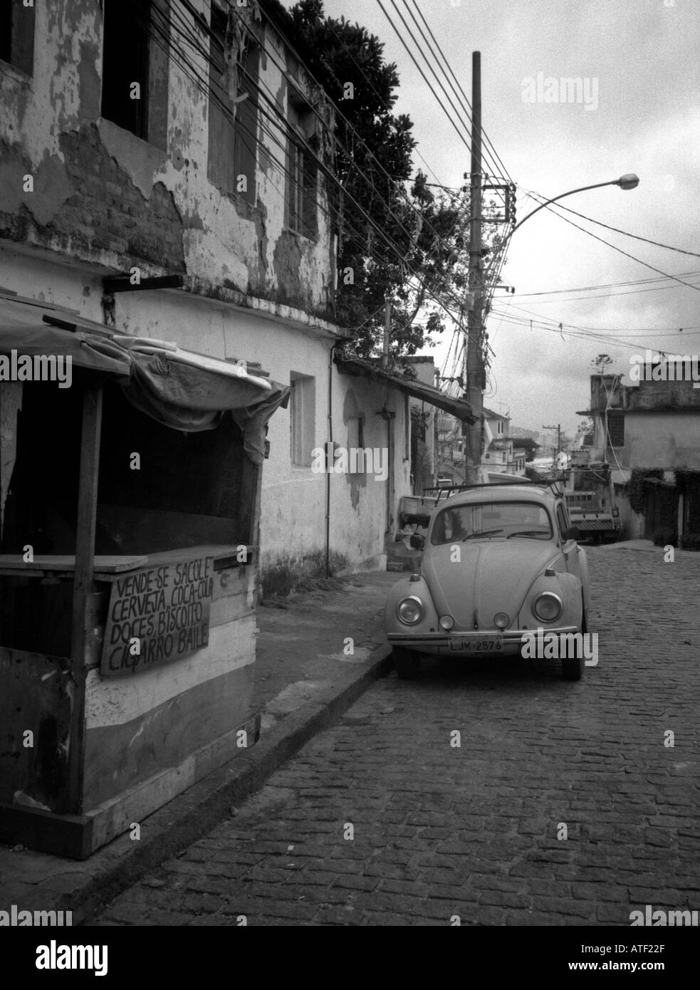Detail typische Favela Hang alte Volkswagen Käfer Essen & Getränke Kiosk Vidigal Rio de Janeiro Brasilien Brasil Süden Lateinamerikas Stockfoto