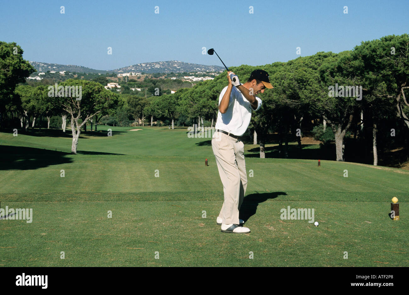 Spielen Sie Golf erste Loch auf dem old Course im Valamoura Stockfoto